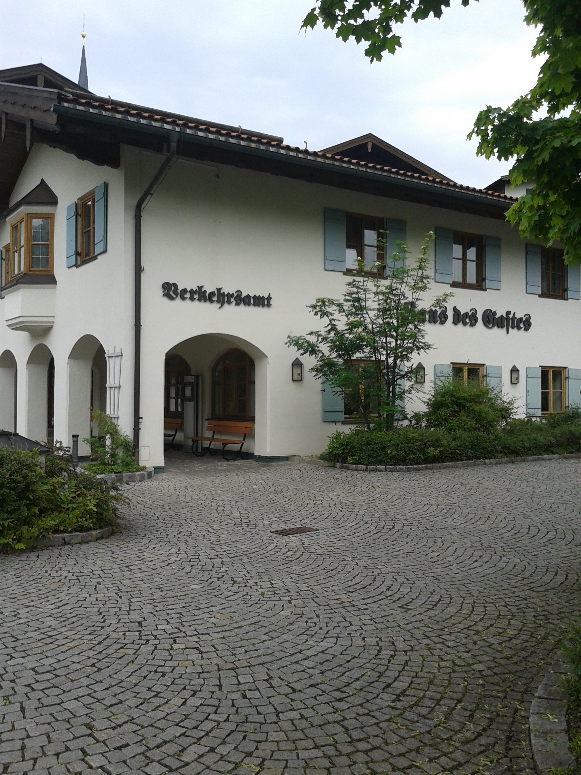 Dies ist ein anderer Teil des Marktplatzes, man sieht wieder den gepflasterten Weg und zusätzlich die Touristikinformation.